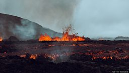 Iceland volcanic eruption creates spectacle for tourists 冰岛一座火山喷发 游客前来观赏