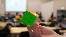 Rubik's Cube fans go head-to-head at 'speedcubing' event 魔方爱好者在 “魔方速拧赛” 中一决高下