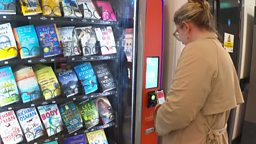 Book vending machine unveiled at train station 自动售书机在英国火车站正式启用