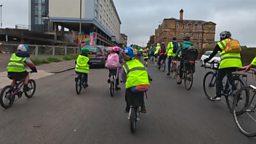 Hundreds of children are catching the 'bike bus' to school “自行车大巴” —— 护送儿童列队骑行上学的新方式