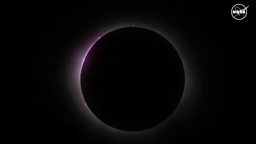 Total solar eclipse plunges parts of North America into darkness 北美洲部分地区上演日全食天象