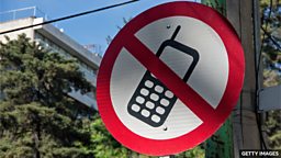 UK study suggests phone bans may not be effective 英国研究指出校园手机禁令可能收效甚微