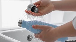Are you cleaning your water bottle enough? 你的喝水瓶洗得够勤吗？