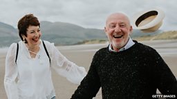 用 “blow” 表示 “吹风” 和 “被风吹跑”