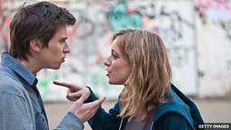 用 “should have” 和 “could have” 表达 “原本应该做某事” 时的区别