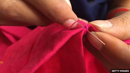 辨析三个包含单词 “hand” 的介词短语:with hand、by hand、in hand