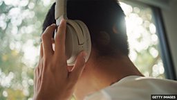 Can noise-cancelling headphones cause hearing problems? 降噪耳机会导致听力问题吗？