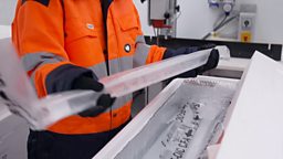 UK scientists to examine the world's oldest ice sample 英国科学家将仔细研究世界上最古老的冰层样本