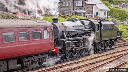Britain celebrates 200-year anniversary of passenger trains 英国庆祝第一列旅客列车通车 200 周年