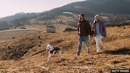 Just 7,000 steps a day cuts health risks, study says 研究表明每天仅走 7000 步就可能降低患病风险