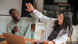 Speak someone's language 和某人的想法或看法相同