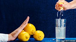 辨析四个描述 “挤、压” 的单词:squeeze、press、squish 和 squash