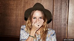 用英语告诉他人：“我跟你开玩笑呢！”