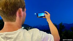 Why is it difficult to take a good photo of the Moon? 为什么很难给月亮拍出好看的照片？