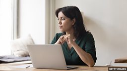 Kick the can down the road 暂时逃避问题，把烦恼甩给明天