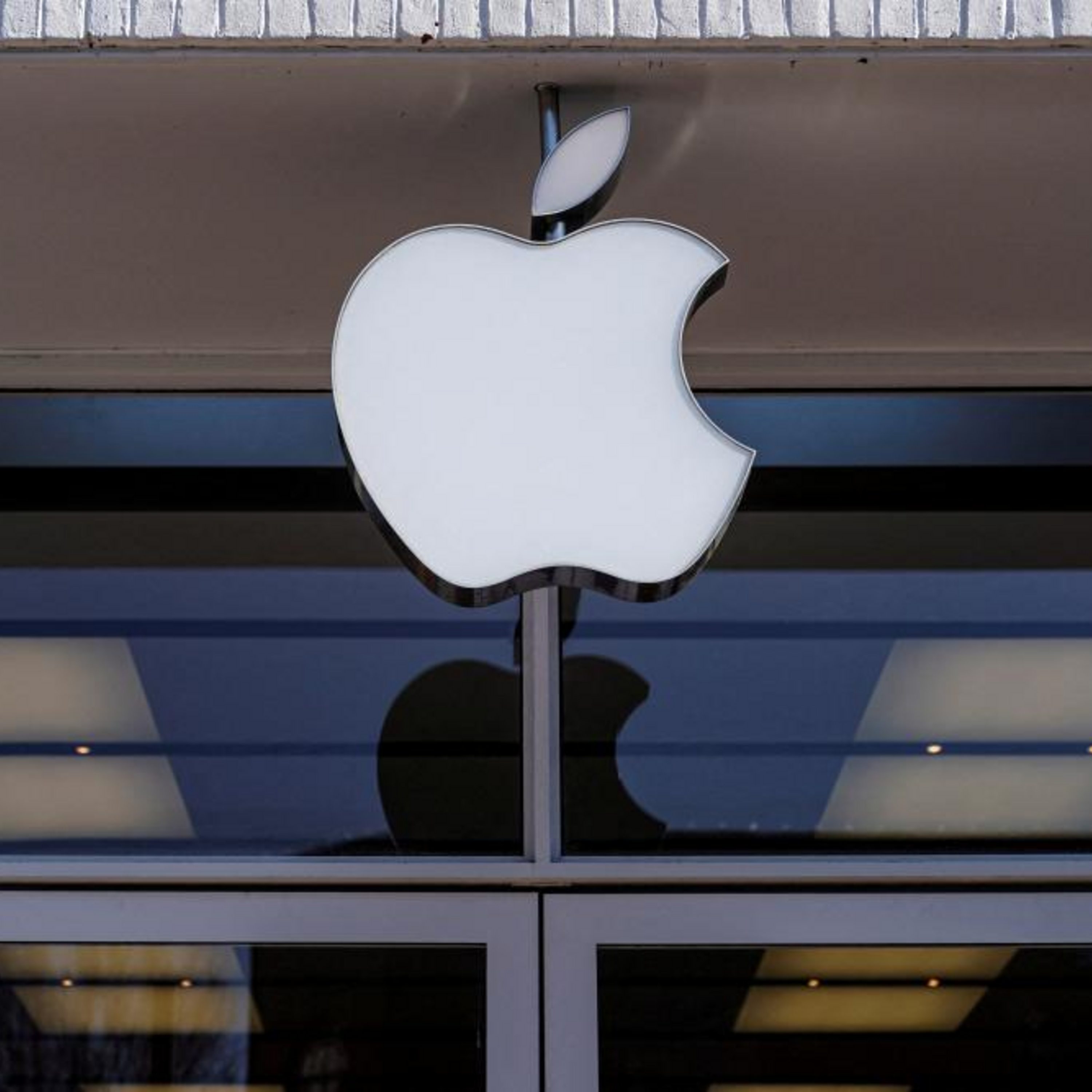 Apple workers accuse firm of 'union busting'
