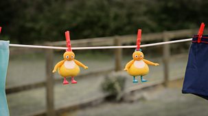 Twirlywoos - 4. Up