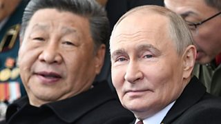 Tập Cận Bình đứng cạnh Putin tại lễ diễn hành Ngày Chiến thắng của Nga 9-5
