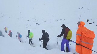 Snowstorm traps 1000 people on slopes of Mount Everest