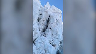 Huge chunk of glacier blocks Everest route in peak climbing season 1