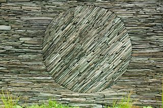 Andy Goldsworthy. Slate fold. Tiberthwaite. June 2013 © Andy Goldsworthy. Photo copyright Ashley Cooper / Alamy