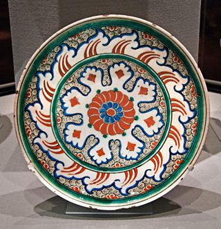 Iznik stonepaste Ottoman dish with kaleidoscope design, 1585-1590