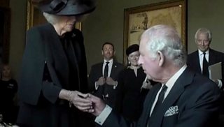 チャールズ英国王の記帳中、ペンからインクが漏れて…… BBCニュース