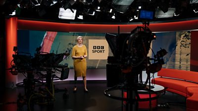 Cydweithiwr BBC yn cyflwyno mewn stiwdio deledu