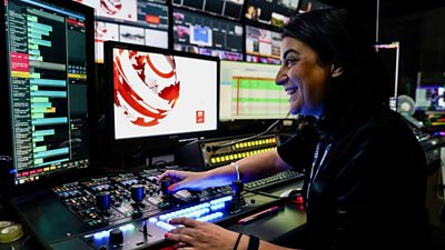 Collega o'r BBC yn gweithredu offer darlledu mewn ystafell reoli
