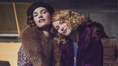 Linda (Lily James), Fanny (Emily Beecham)