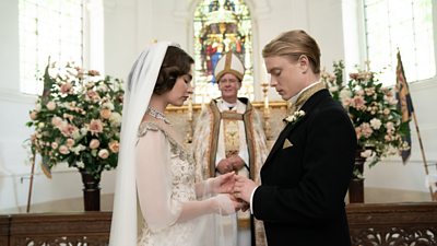 Linda (Lily James), Tony (Freddie Fox) 