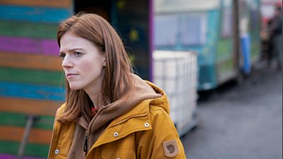 Kirsten Longacre (Rose Leslie)