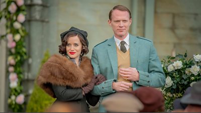 Margaret (Claire Foy), Ian Campbell (Paul Bettany) 