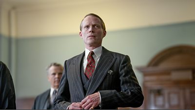 Ian Campbell (Paul Bettany) in court