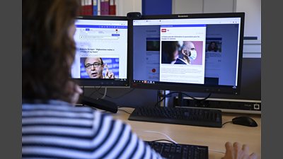 EBU Journalists look at computer screen