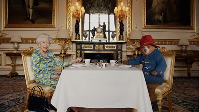 Ma'amalade sandwich your majesty? The Queen and Paddington Bear