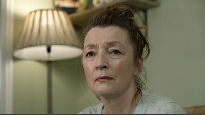 Julie Jackson (Lesley Manville)