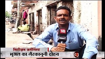 Brajesh Kumar Chauhan reporting about the water issues in his area for CNN-IBN.