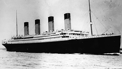 Uma fotografia em preto e branco do Titanic