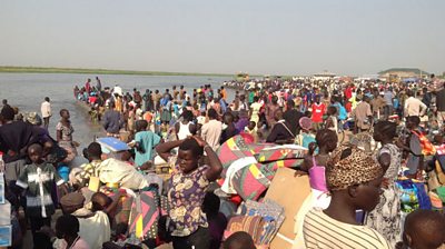 Thousands fleeing Bor by boat.