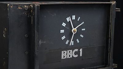 A clock with ý 1 in black and white.