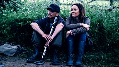 Andy (Mackenzie Crook), Becky (Rachael Stirling) in Detectorists