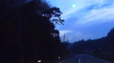 strange green light in sky tonight