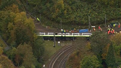 Passengers killed in Croydon tram crash - BBC News