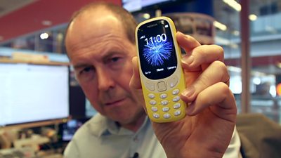 Rory Cellan-Jones holds up Nokia 3310