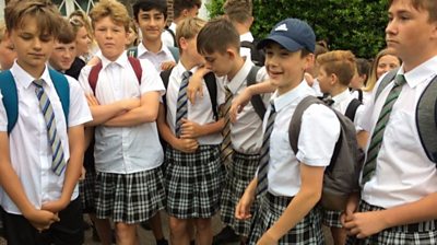 Schoolboys wear skirts to stay cool - BBC News