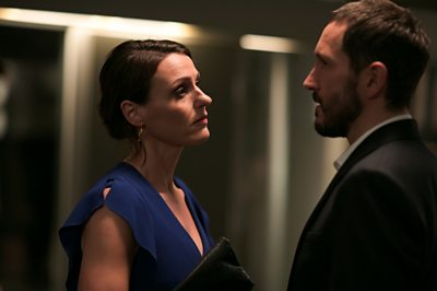Simon (BERTIE CARVEL), Gemma (SURANNE JONES)(Image Credit: BBC/Drama Republic/Laurence Cendrowicz)
