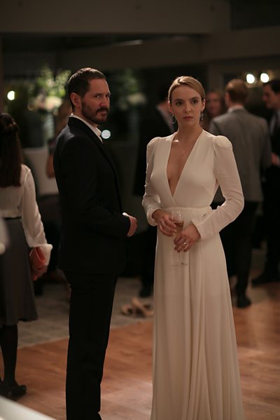 Simon (BERTIE CARVEL), Kate Parks (JODIE COMER)(Image Credit: BBC/Drama Republic Photographer: Laurence Cendrowicz)