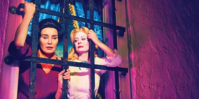 Feud: Bette and Joan. Joan Crawford (JESSICA LANGE), Bette Davis (SUSAN SARANDON) Image Credit: BBC / Fox