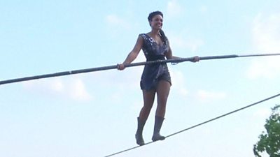 French woman in Montmartre tightrope walk - BBC News